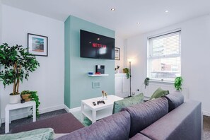 TV, video games, ping pong - Cosy 2 Bedroom House | Contractors | Free Parking | Pool Table + PS4 (Latchford East)