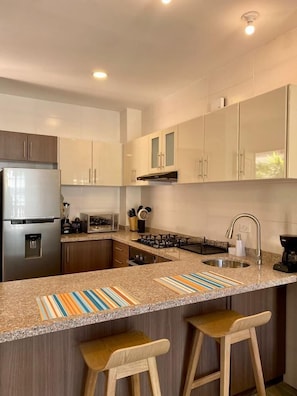 Microwave, oven, stovetop, coffee/tea maker - Designer apartment in the center with pool and rooftop (Santa Marta)