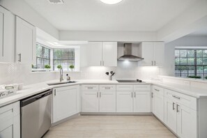 Fridge, microwave, oven, stovetop - Luxury Woodlands Home w Pool, Spa & ample TV Room. Best location & Fun for all!! (Spring)