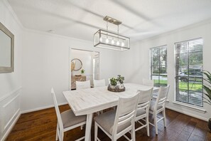 Dining - Luxury Woodlands Home w Pool, Spa & ample TV Room. Best location & Fun for all!! (Spring)