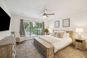 4 bedrooms, iron/ironing board, travel cot, free WiFi - Luxury Woodlands Home w Pool, Spa & ample TV Room. Best location & Fun for all!! (Spring)