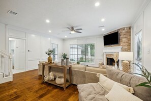 Smart TV, fireplace - Luxury Woodlands Home w Pool, Spa & ample TV Room. Best location & Fun for all!! (Spring)