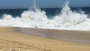Une plage où les vagues déferlent sur le rivage.