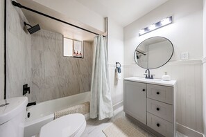 Secadora de cabello, toallas, jabón, papel de baño 