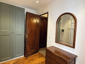 Interior - T2 lumineux avec charme bourgeois – 5ᵉ étage, plages & centre à pied (Antibes)
