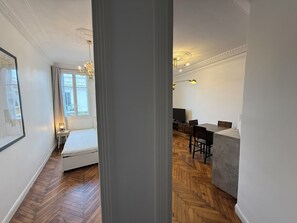 Interior - T2 lumineux avec charme bourgeois – 5ᵉ étage, plages & centre à pied (Antibes)
