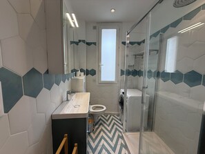 Shower, hair dryer, towels - T2 lumineux avec charme bourgeois – 5ᵉ étage, plages & centre à pied (Antibes)