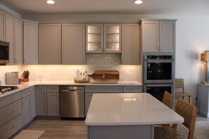Fridge, microwave, oven, stovetop - Modern Townhome Minutes from the Beach (Selbyville)