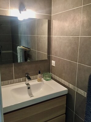 Dusche, Handtücher, Seife, Toilettenpapier