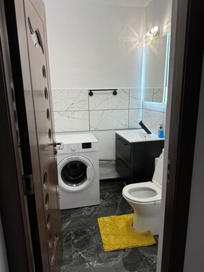 Secador de pelo, toallas, jabón y papel higiénico