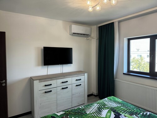 Modern 2 BR Flat/Central/ Fast Wi-Fi/ Free Parking