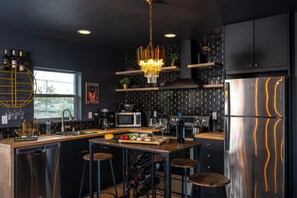 Fridge, microwave, oven, stovetop - O&H|Pool|Pickleball|Sauna|Spa|Firepit|ColdPlunge|Bocce|Golf|Arcade|PingPong|BBQ (Joshua tree)