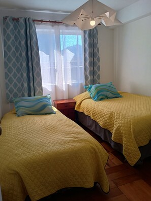 Iron/ironing board, WiFi, bed sheets - Apartment steps away from Los Leones subway station and very close to the waterfront. (Providencia)