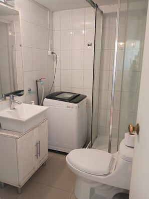 Shower, hair dryer, towels, soap - Apartment steps away from Los Leones subway station and very close to the waterfront. (Providencia)