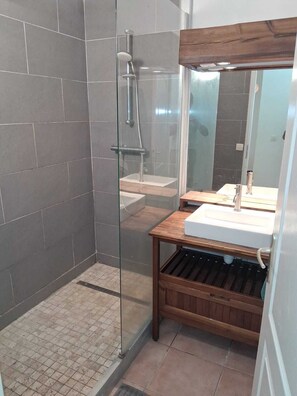 Shower, hair dryer, towels, toilet paper - Comfortable apartment in Le Gosier (Le Gosier)