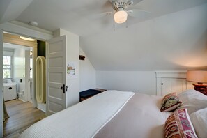 Iron/ironing board, WiFi, bed sheets - Walk to Main St- Charming Home in Chagrin Falls with Hot Tub (Chagrin Falls)