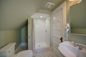 Shower, hair dryer, towels, soap - Walk to Main St- Charming Home in Chagrin Falls with Hot Tub (Chagrin Falls)