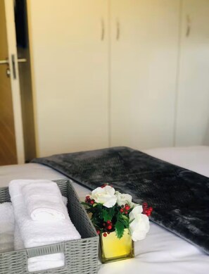 Iron/ironing board, Internet, bed sheets - 1 bedroom apartment in a secure Golf Estate in Northriding, has Wifi and Netflix (Roodepoort)