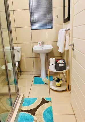 Shower, hair dryer, towels, toilet paper - 1 bedroom apartment in a secure Golf Estate in Northriding, has Wifi and Netflix (Roodepoort)