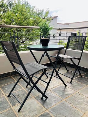 Outdoor dining - 1 bedroom apartment in a secure Golf Estate in Northriding, has Wifi and Netflix (Roodepoort)
