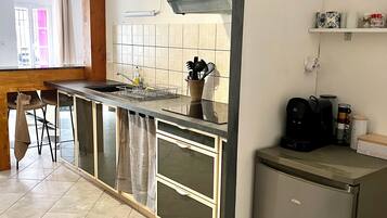 Réfrigérateur, micro-ondes, four, plaque de cuisson