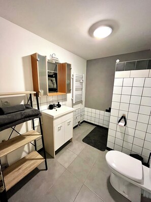 Dusche, Haartrockner, Handtücher, Seife