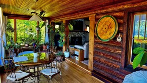 Un intérieur rustique avec des éléments en bois, notamment une table à manger, des chaises et une grande horloge murale en bois.