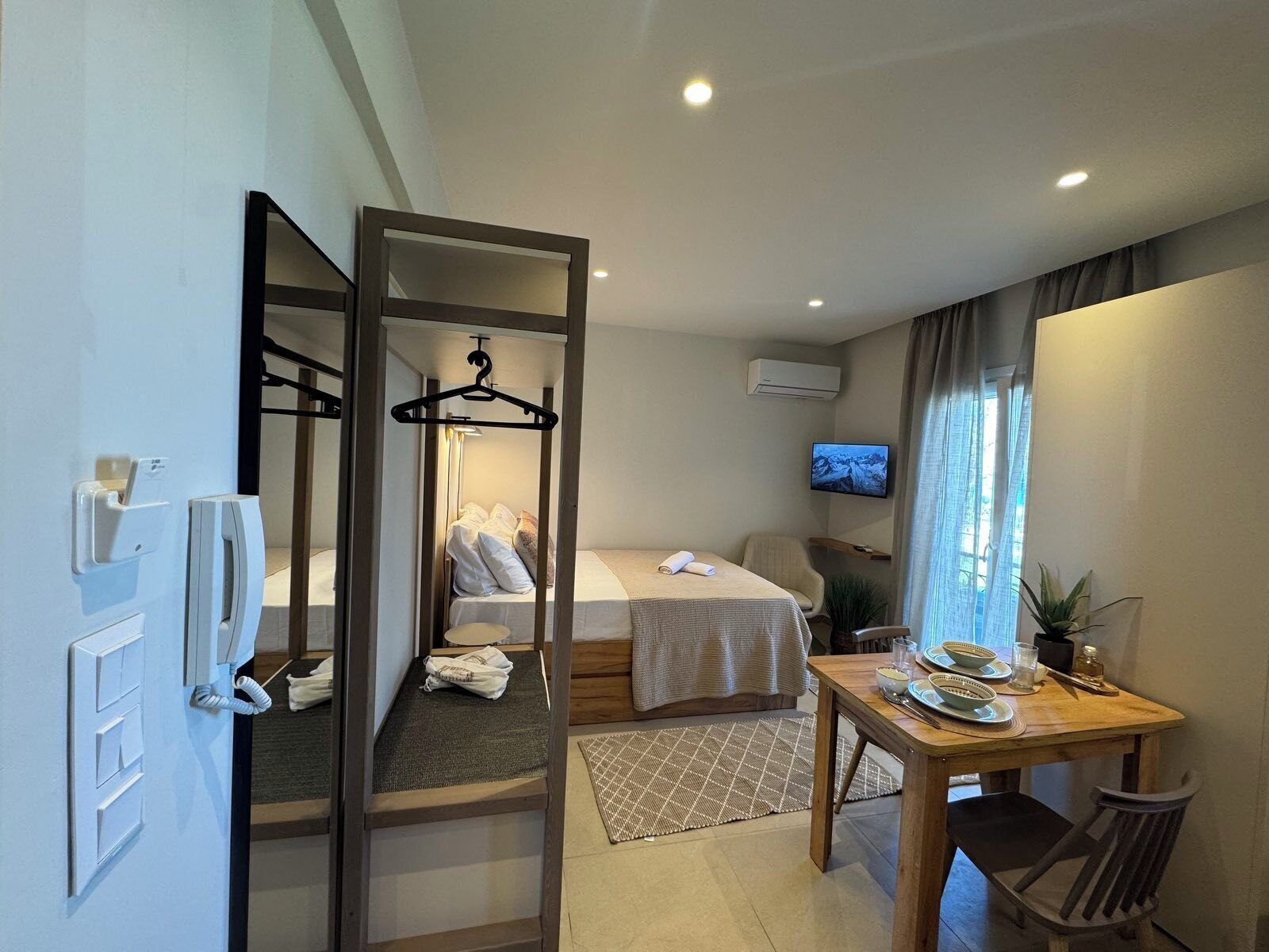Iron/ironing board, WiFi, bed sheets