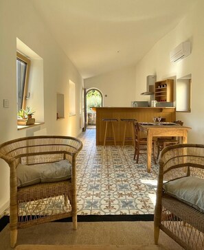 Dining - Gite for 6 people in a quiet location in the Drôme countryside. (Grane)
