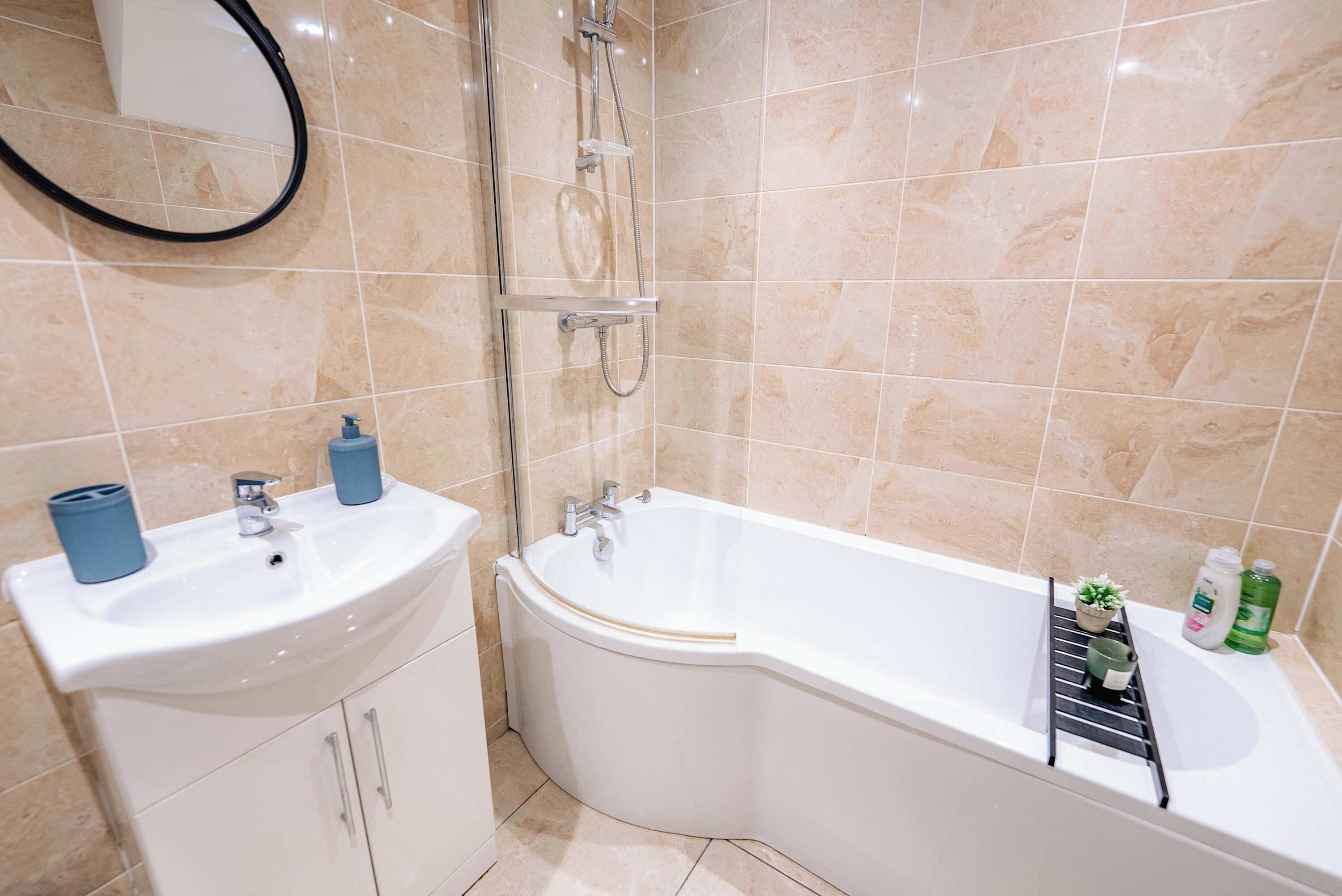 Dusche, Haartrockner, Handtücher, Shampoo