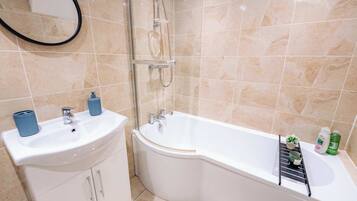 Dusche, Haartrockner, Handtücher, Shampoo