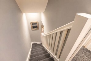 A staircase with a handrail and carpeted steps. - Cosy Modern Stay Prime - Cardiff Location - Free Parking (Cardiff)