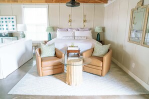 1 bedroom, iron/ironing board, WiFi, bed sheets - Little Nantucket | Charming Studio Cottage Near RT (Fayetteville)