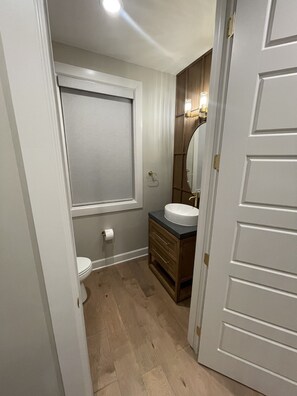 Bathroom - Beautiful 3-bedroom townhome in Pinnacle near AMP in Rogers (Rogers)