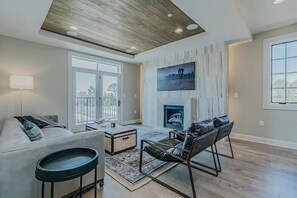 Living area - Beautiful 3-bedroom townhome in Pinnacle near AMP in Rogers (Rogers)