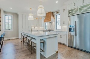 Private kitchen - Beautiful 3-bedroom townhome in Pinnacle near AMP in Rogers (Rogers)