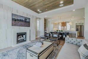 Living area - Beautiful 3-bedroom townhome in Pinnacle near AMP in Rogers (Rogers)