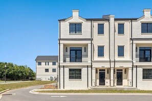 Exterior - Beautiful 3-bedroom townhome in Pinnacle near AMP in Rogers (Rogers)