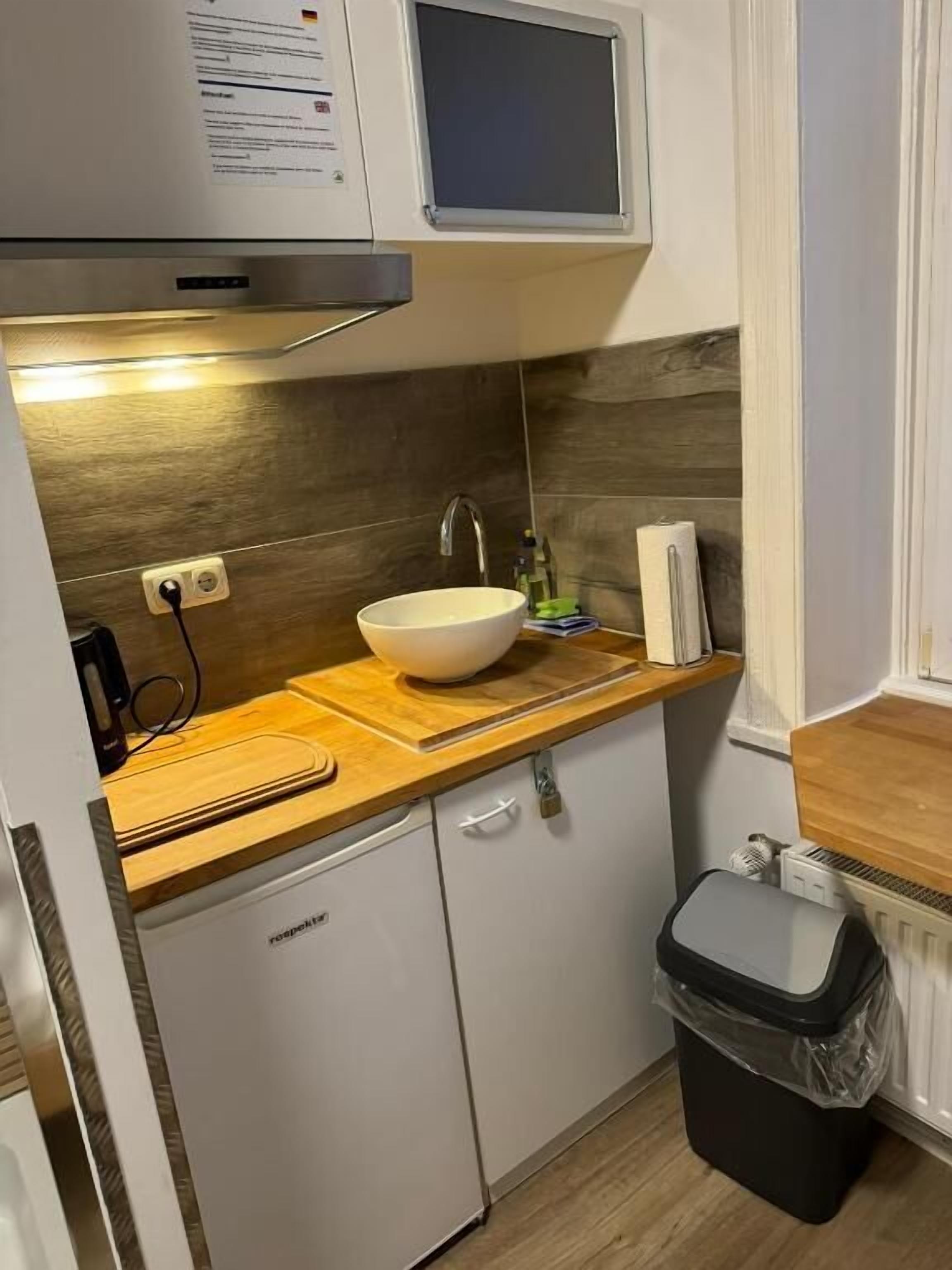 Basic Single Room, City View | Private kitchen