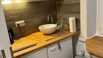 Basic Single Room, City View | Private kitchen