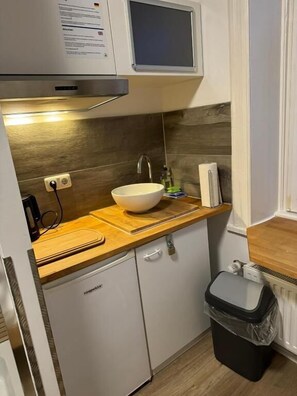 Basic Single Room, City View | Private kitchen - Room-Pauli (Hamburg)