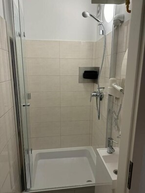 Quarto casal básico, vista para a cidade | Banheiro