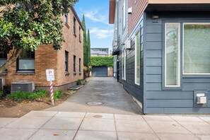 Property grounds - Nob Hill Stay, Reserved Garage Parking, Fireplace, Ground Floor Apartment (Portland)