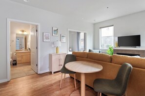 Smart TV, fireplace - Nob Hill Stay, Reserved Garage Parking, Fireplace, Ground Floor Apartment (Portland)