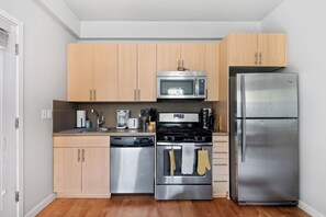 Fridge, microwave, oven, stovetop - Nob Hill Stay, Reserved Garage Parking, Fireplace, Ground Floor Apartment (Portland)