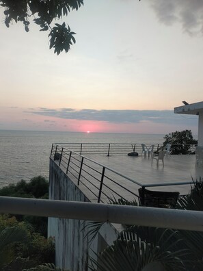 Terrace/patio - Hotel and cabins the best place to rest in front of the sea. 7443204340 (Acapulco de Juárez)