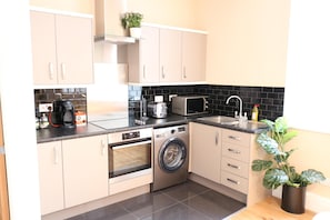Fridge, microwave, oven, stovetop - Stylish Comfort in the Heart of Sheffield (Sheffield)