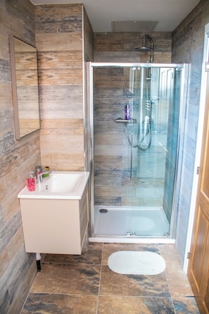 Combined shower/bathtub, deep-soaking bathtub, hair dryer, towels - Stylish Comfort in the Heart of Sheffield (Sheffield)