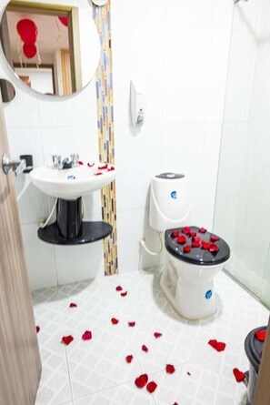 Single Room | Bathroom | Shower, free toiletries, soap, toilet paper - Hotel Veneton  (Dosquebradas)