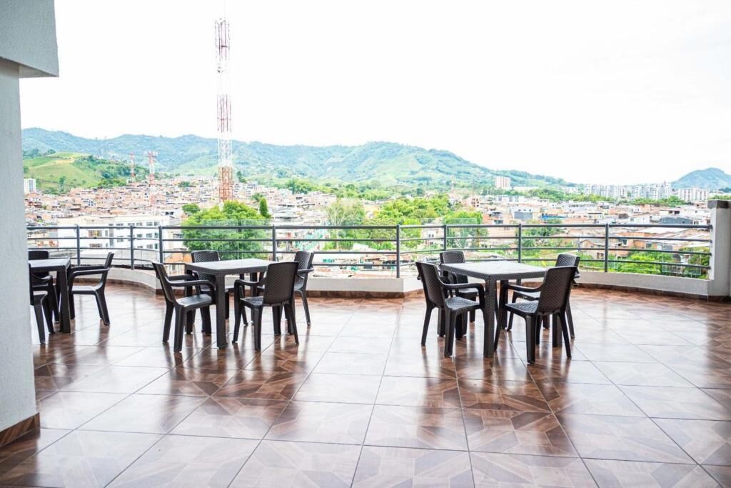 Family Room | Outdoor dining